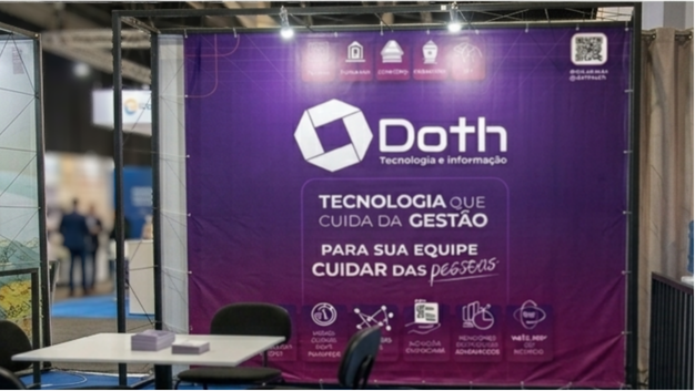 Auditório moderno com painel digital azul exibindo tema de tecnologia no setor funerário
